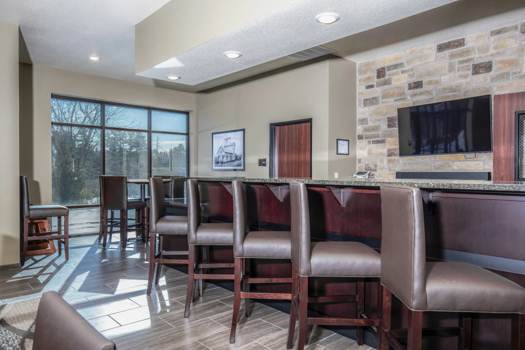 Cobblestone Hotel & Suites - Rhinelander