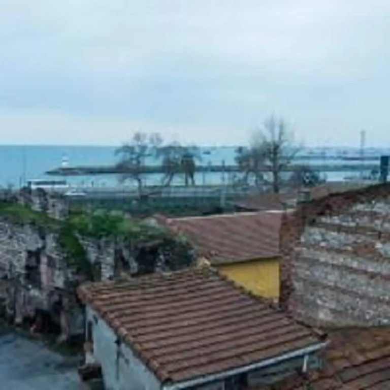 White Palace Apart