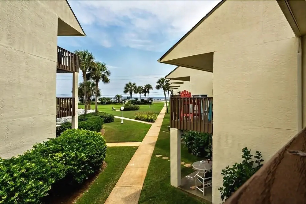 Blue Surf 18 - 2 Br townhouse by RedAwning