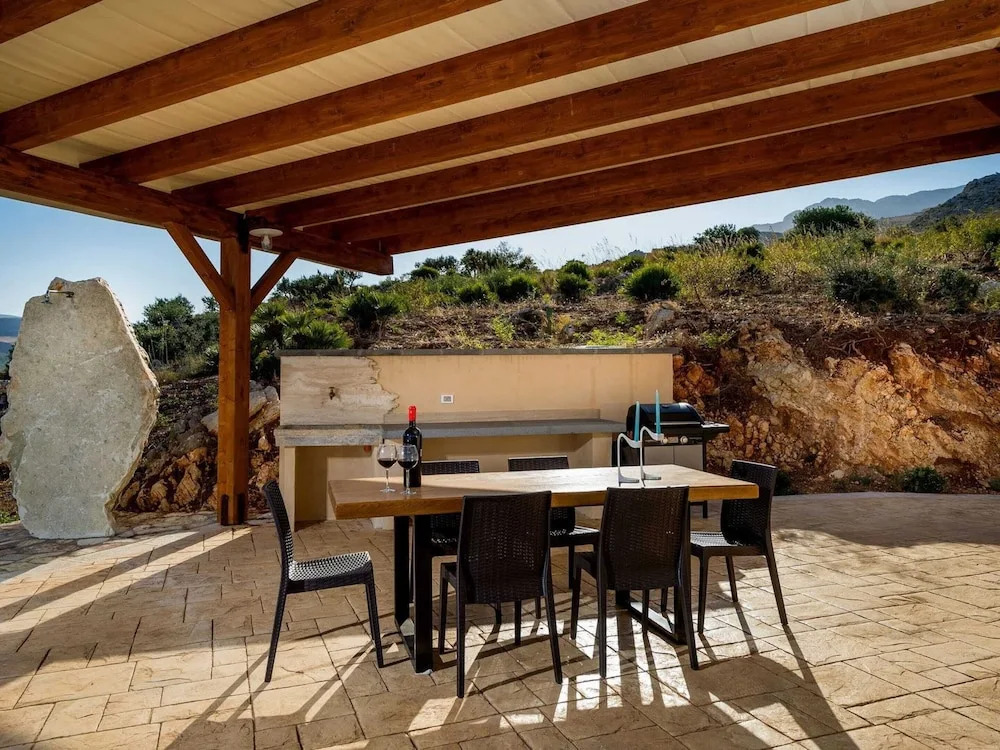 Villa in Sicily Near Guidaloca Bay