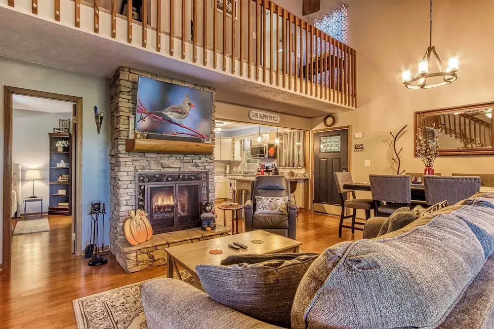 Cozy Cabin w/ Mountain Views Near SkyLift Park