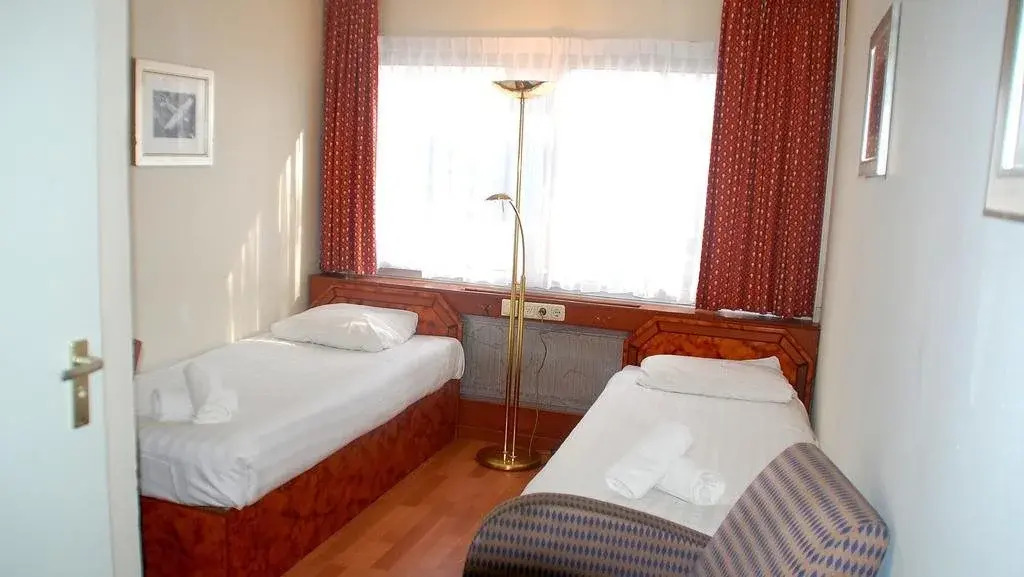 Budget Hostel Bargain Toko