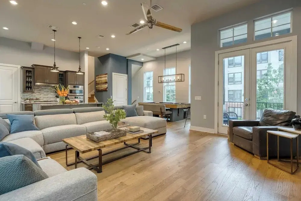 Town Lake Townhouse by Avantstay Hot Tub, Game Room & Skyline Views