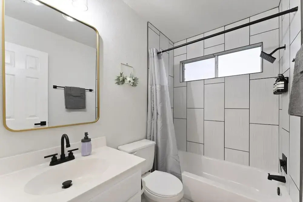 Modern & Homey 3BR Home, Remote Work Friendly, King Beds, Fast WiFi