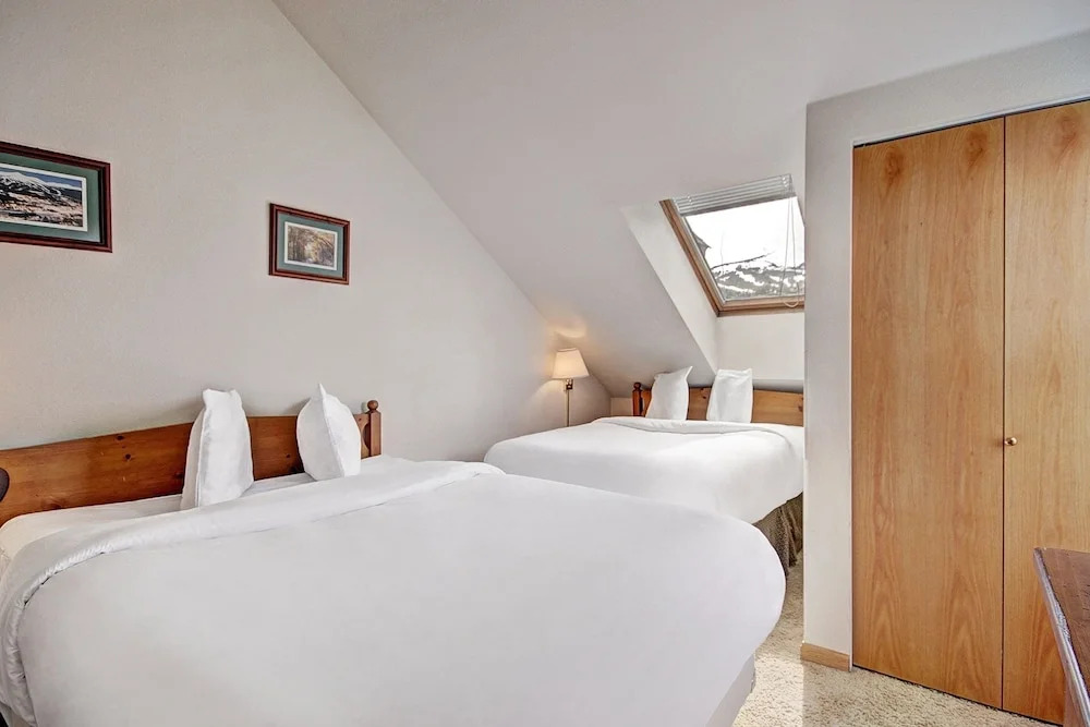 Front-row Access To Historic Breck 2br 1.5ba Sleeps 8 2 Bedroom Condo by RedAwning