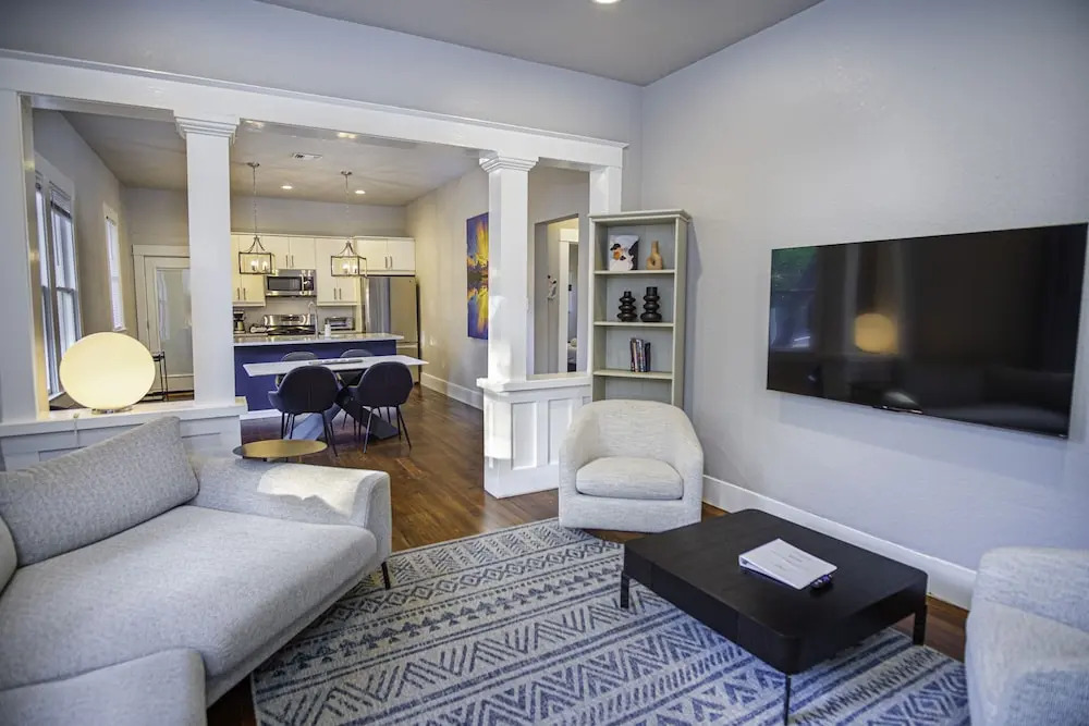Chic Downtown Farmhouse With Garden and BBQ Grill