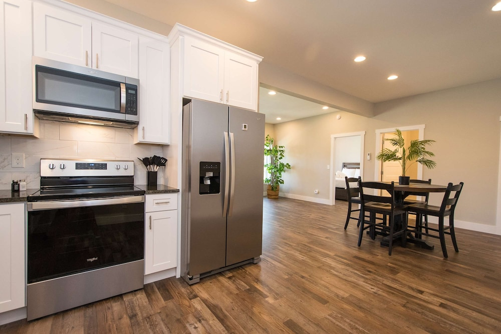 Lower Level Retreat w Free Tix Private Cozy