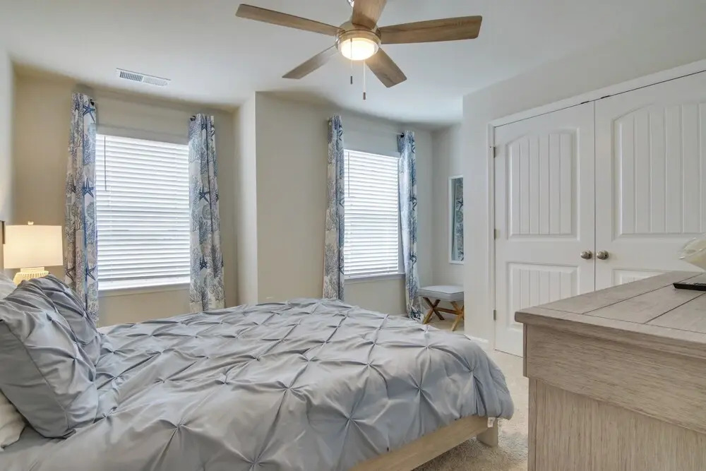 Shuttle to the Beach! Spacious Home in Millville