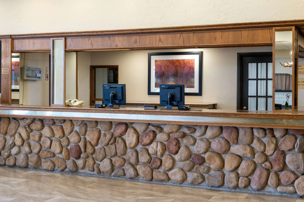 Ramada by Wyndham Thunder Bay Airlane Hotel