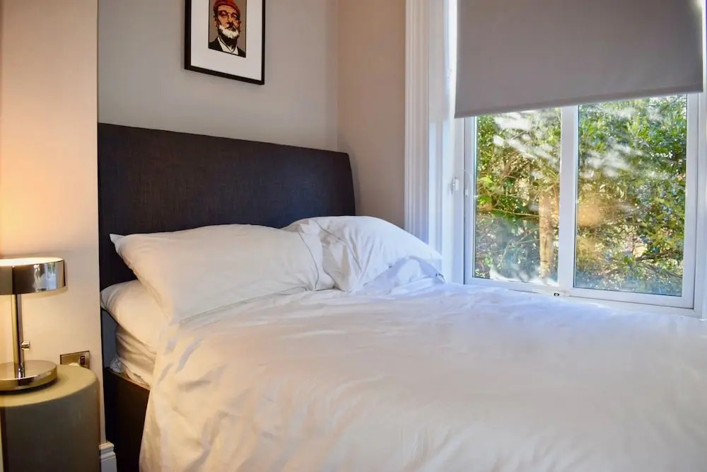 2 Bedroom Apartment Near the Aviva