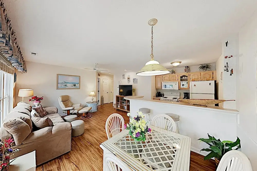 Beach Bliss: Private Balcony, 200 Yards To Shore! 2 Bedroom Condo