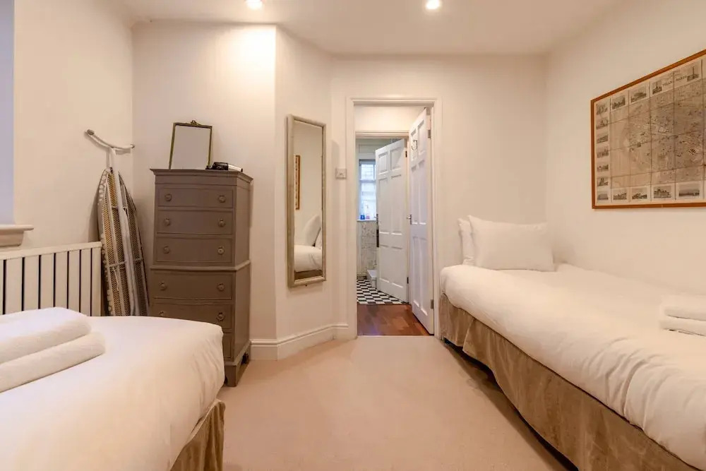 Character Cottage In Historic Hampstead