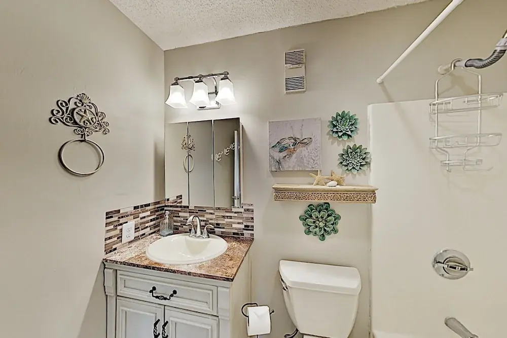 New Listing! Tranquil At The Beach 2 Bedroom Condo