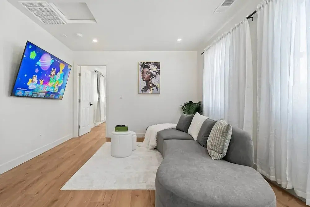 Massive 8BR Home in Hayward With AC Free Parking