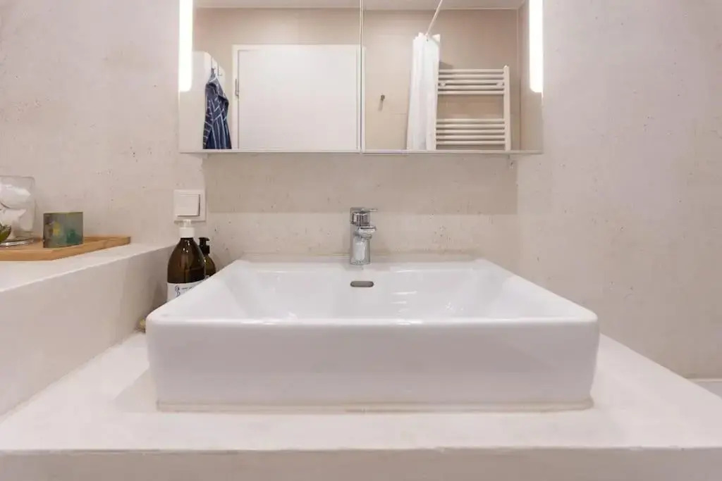 Dream Apartment - central and quiet with AC and free parking garage