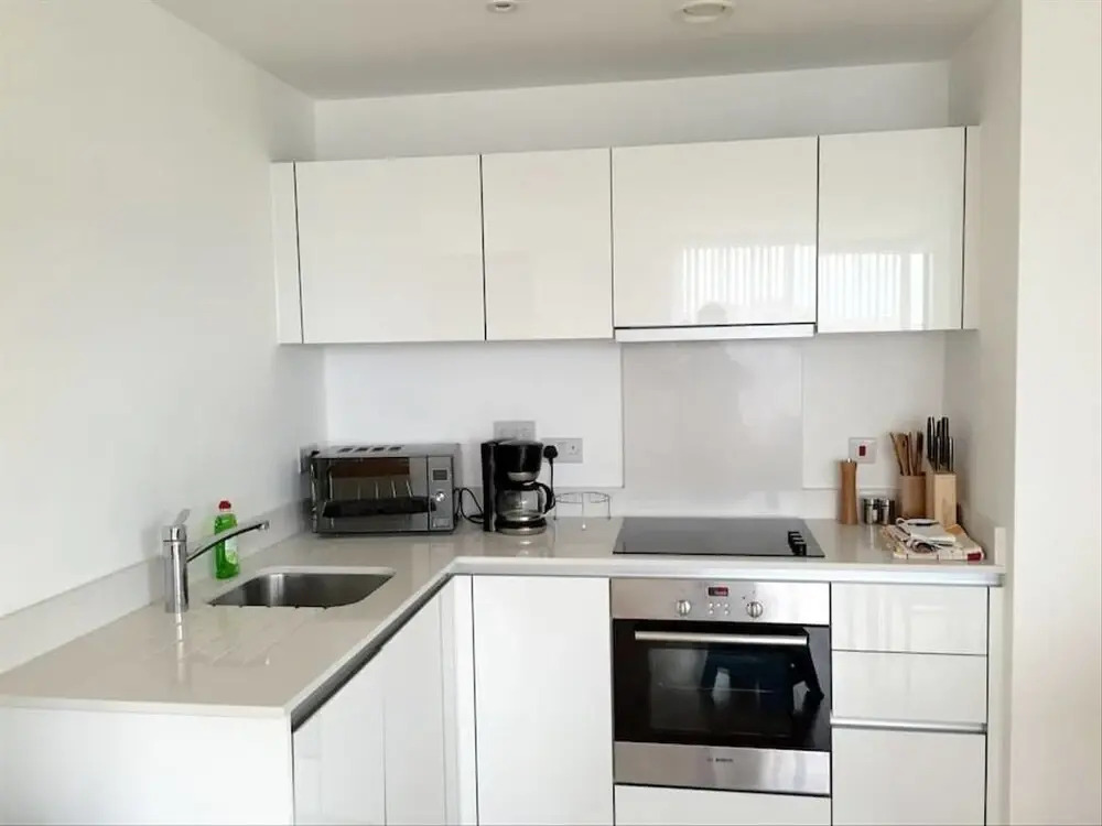 Modern and Airy 2 bed 2 Bath Flat With Great Views