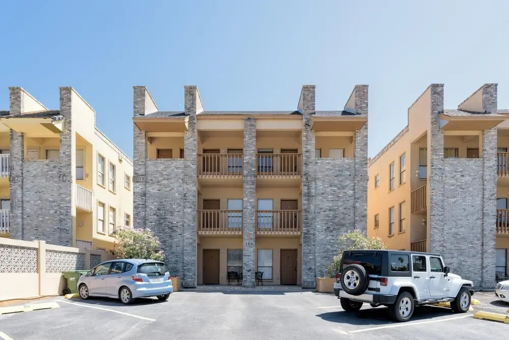 Charming Family Condo Sleeps 6 Next to Beach!