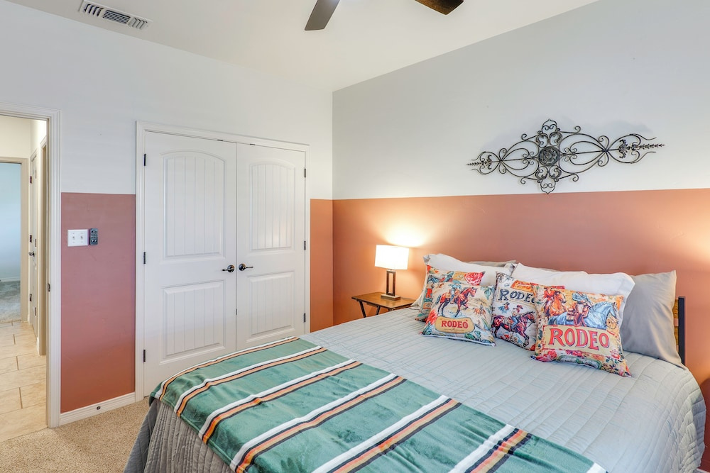 Fire Pit, Pets Welcome: Home 4 Mi to Dtwn Carlsbad