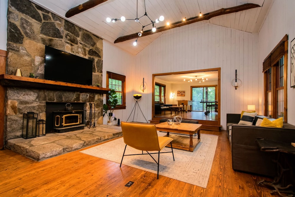 Spacious 6BR Compound w Fire Pit 15 Min to Town