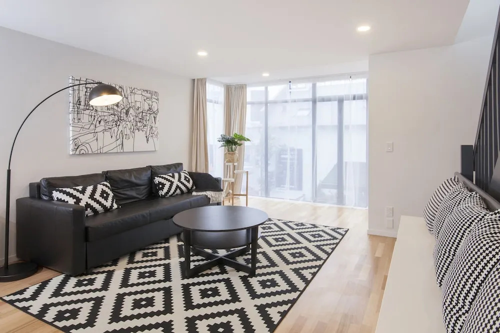 Star Struck Luxury - Inner City Townhouse