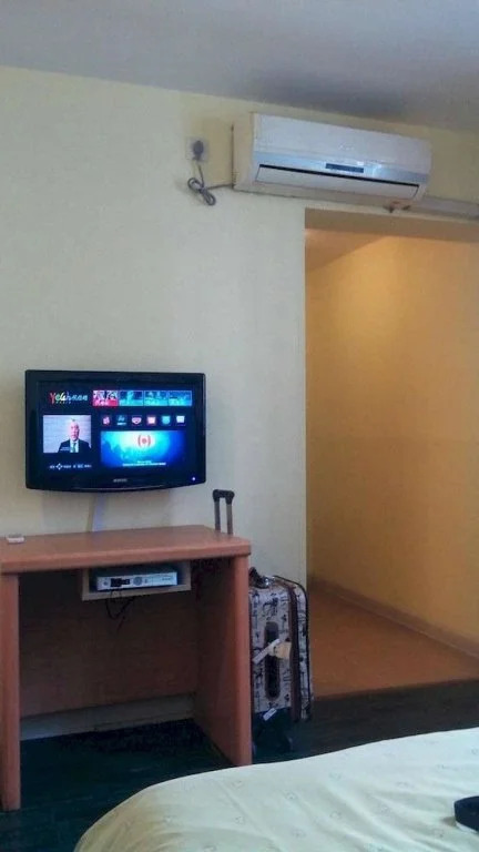 Home Inn (Shenzhen Dongmen Pedestrian Street Shaibu Metro Station)