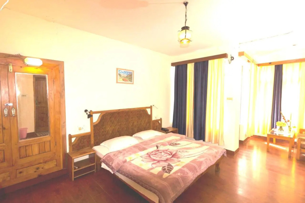 Tourist Hotel 10 minutes walking distance from the mall