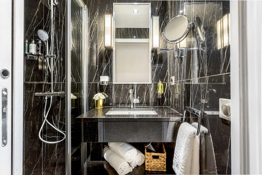 Luxury 4 Bedroom 3 Bathroom Louvre - AC