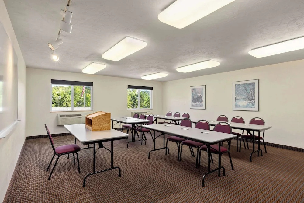 Super 8 by Wyndham Roseburg