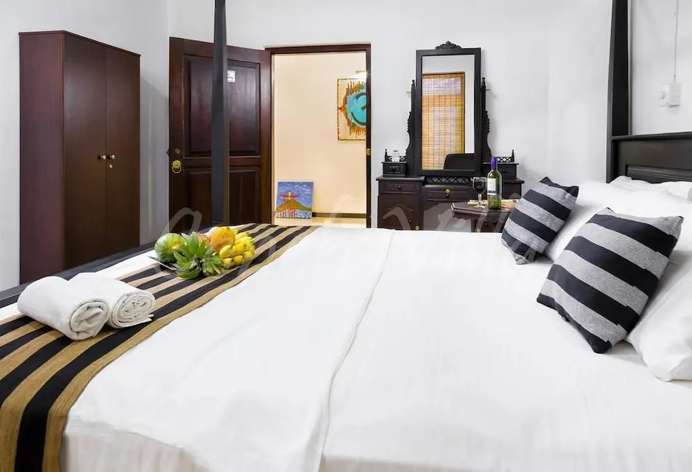Grand Conch 4 BR Villa -3 Min walk to the beaches