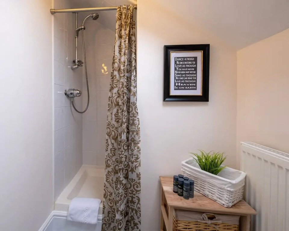 Smart, Modern 2 bed 2 Baths apt on Ryde High St