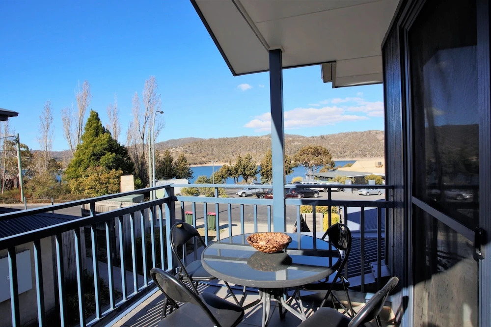 Silvertrees 5 - Central 3BR Townhouse l Lake Views l Spa l BBQ l WiFi