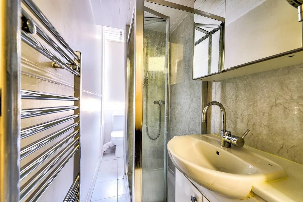 Comfortable 1 Bedroom Flat, Close To City Centre
