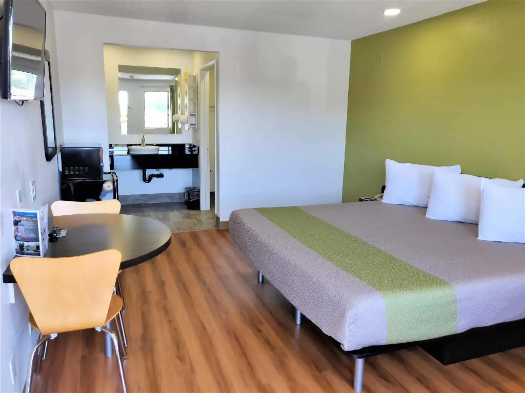 Motel 6-Fresno, CA - Yosemite Hwy