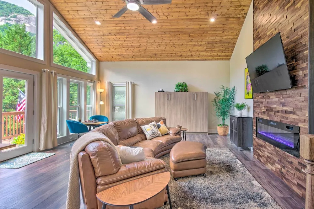 Stunning Mtn Views! Group Getaway in Chimney Rock
