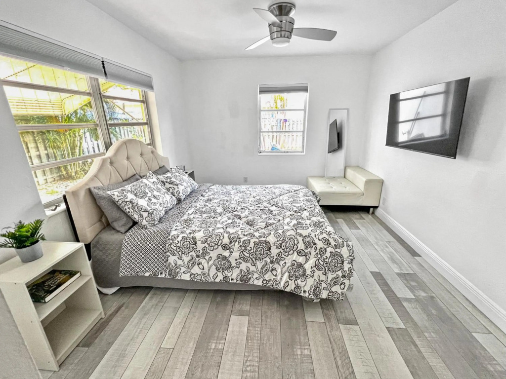 Tropical 2-Bedroom Apartment in Key West-like Home