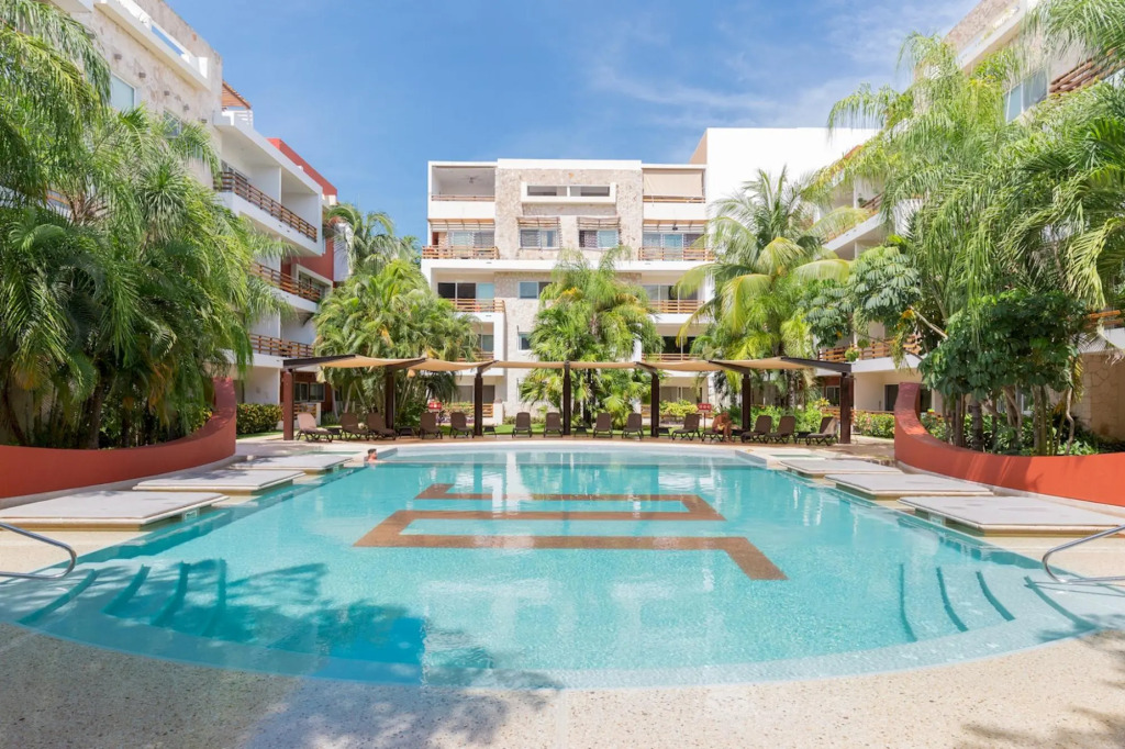 Exclusive 2 Level 3 BR Penthouse | Private Hot Tub & Roof | WiFi | Great Amenities & GYM