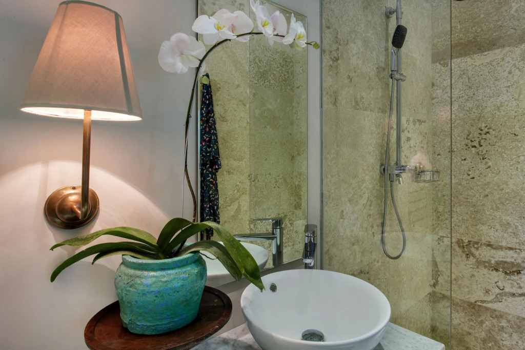 Room & Vespa 3 - Relaxing Stay Center Seminyak