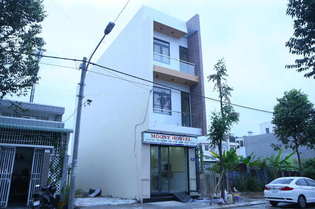 Moony hostel
