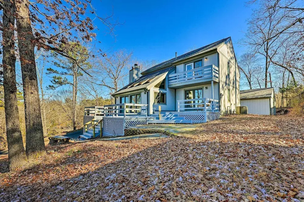 Hot Springs Getaway w/ Beautiful Lake Views