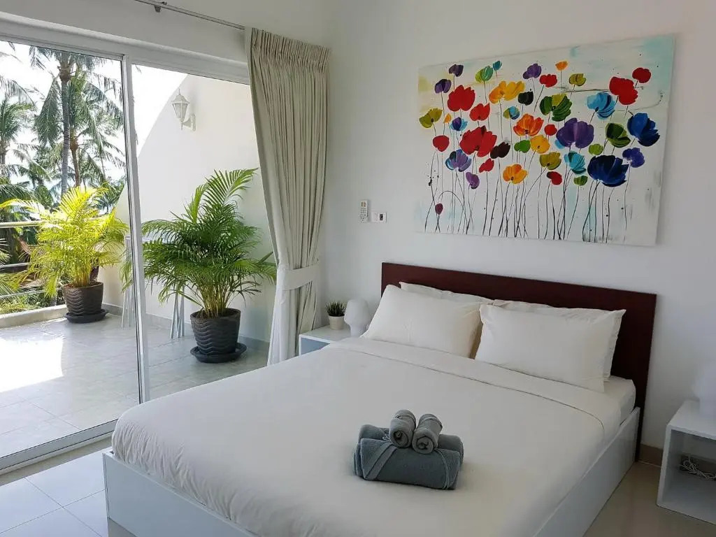 Beachside 3-Bedroom Townhouse w Private Pool at 70 Meters from Beach