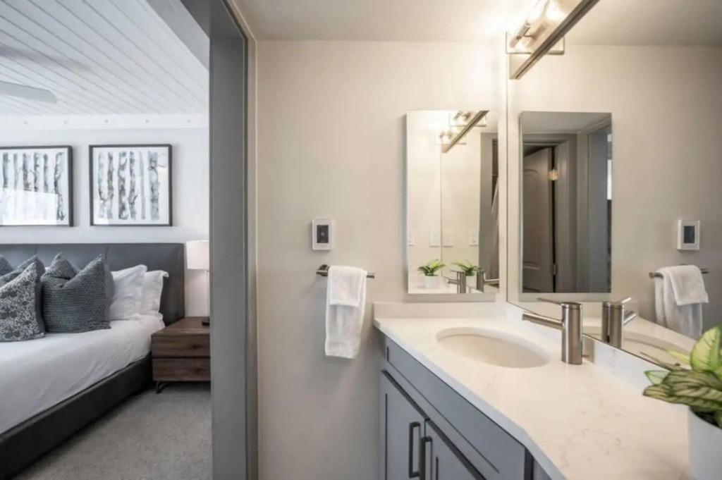 True Ski-In Ski-Out 2 BR Condo with Hot Tub