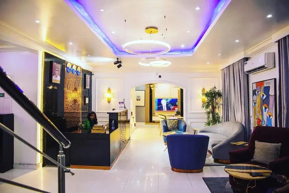 Montcrest Hotel & Lounge