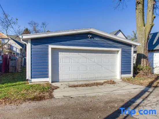 Spacious Renovated Home Near Attractions