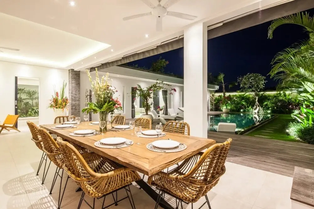 Villa Elisa - Spacious 4BR Luxury Villa, Walking Distance to Berawa Beach