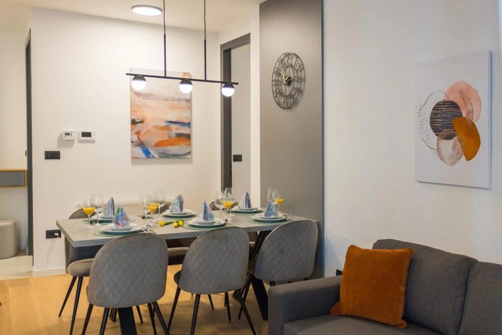 COZY and ELEGANT apartment, 3 premium bedroom with FREE private parking