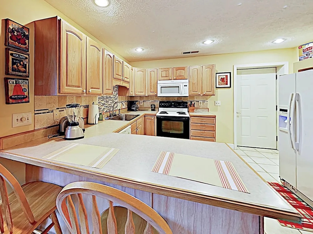 New Listing! Two-unit Rumbling Bald Resort 4 Bedroom Townhouse