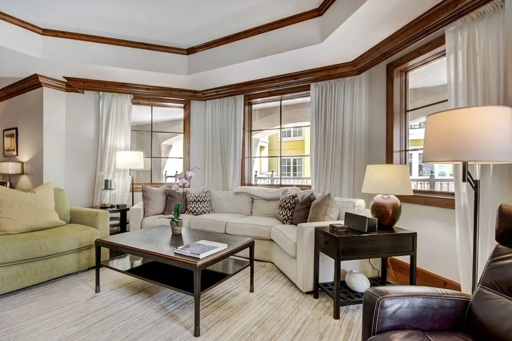 Luxury 2BR+Den Ritz-Carlton Residence by RedAwning