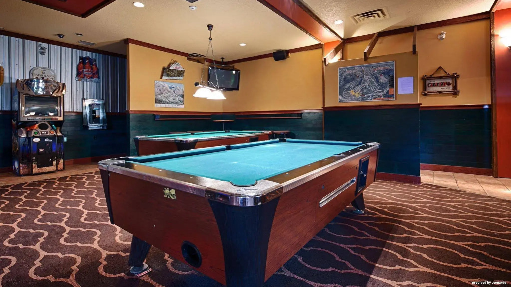 Invermere Inn & Suites