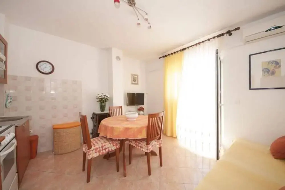 Apartments Mira - One Bedroom Apartment With Balcony
