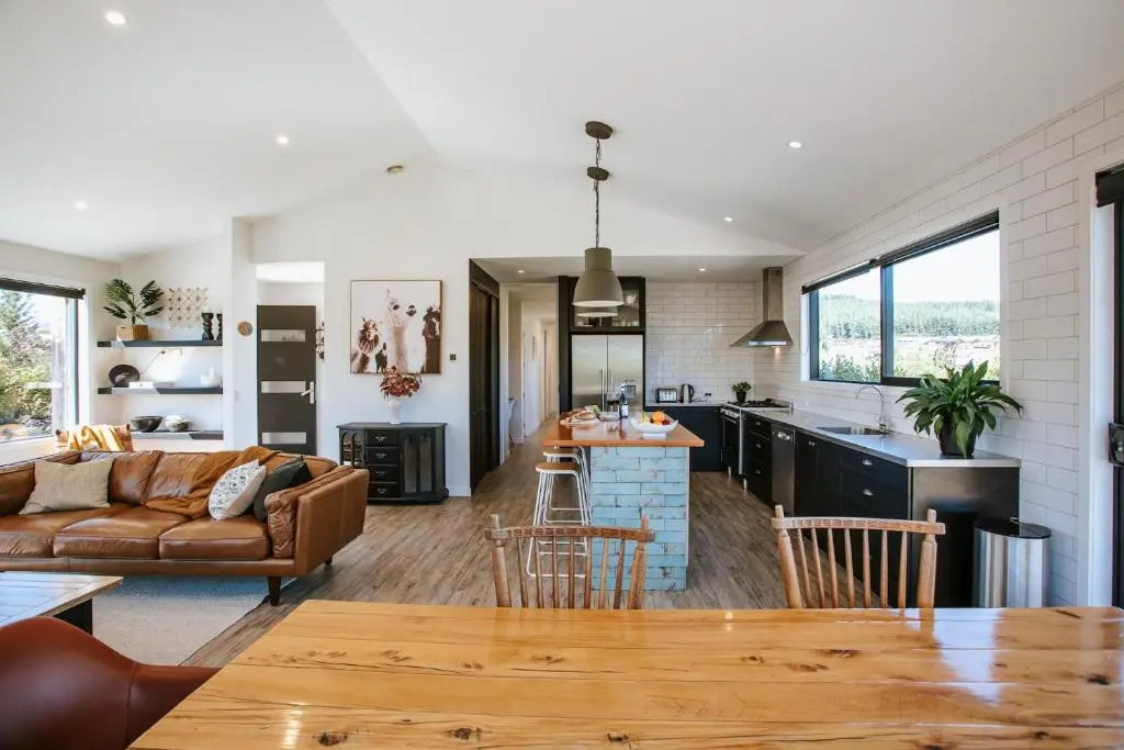 Minaret Ridge - Family Friendly - Sleeps 8 - Mountain Views - Close to Lake